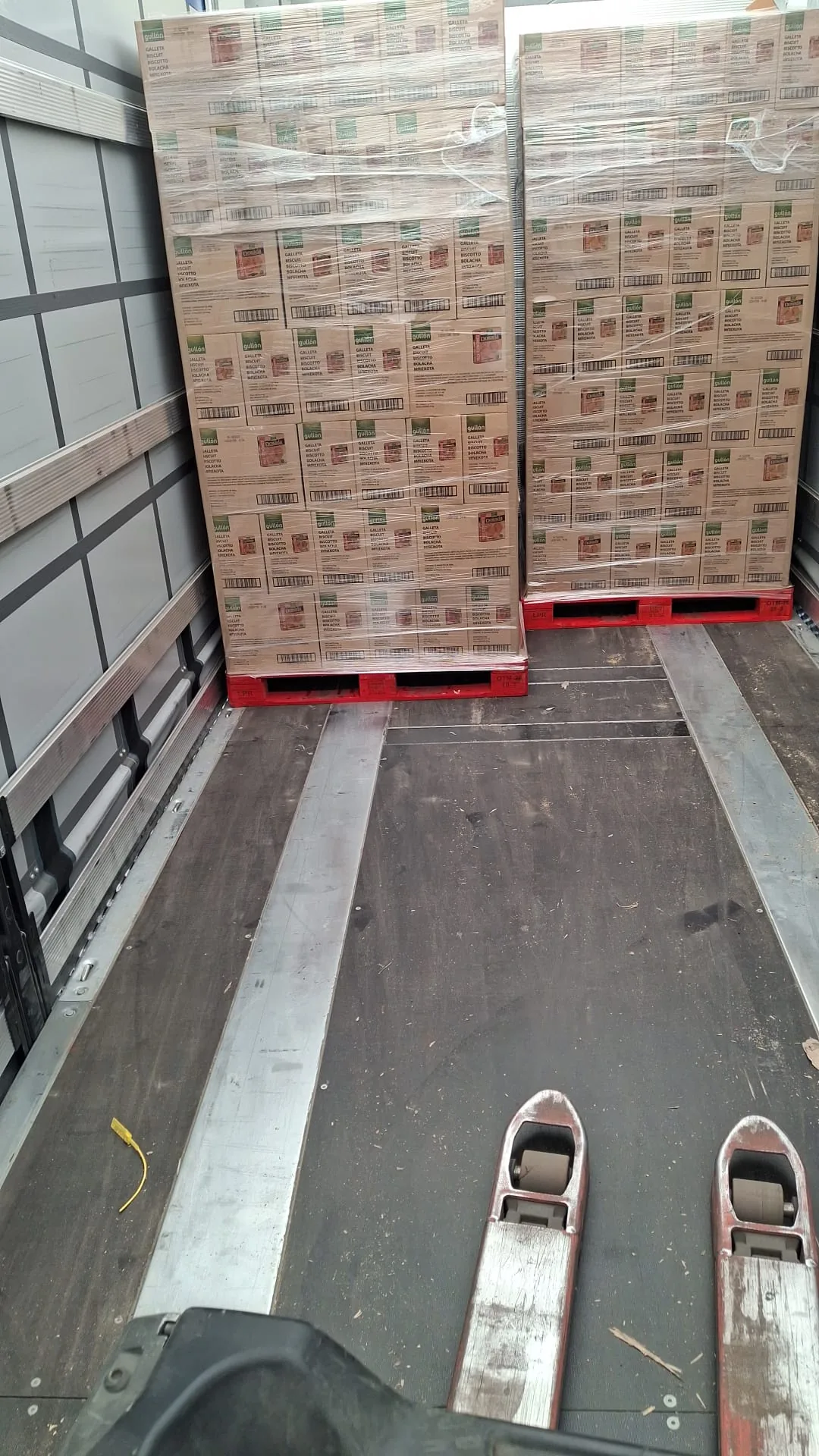 Gullón biscuit pallets loaded in a curtain-side trailer